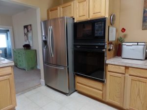 Kitchen featured an in-wall oven that Pam is looking for